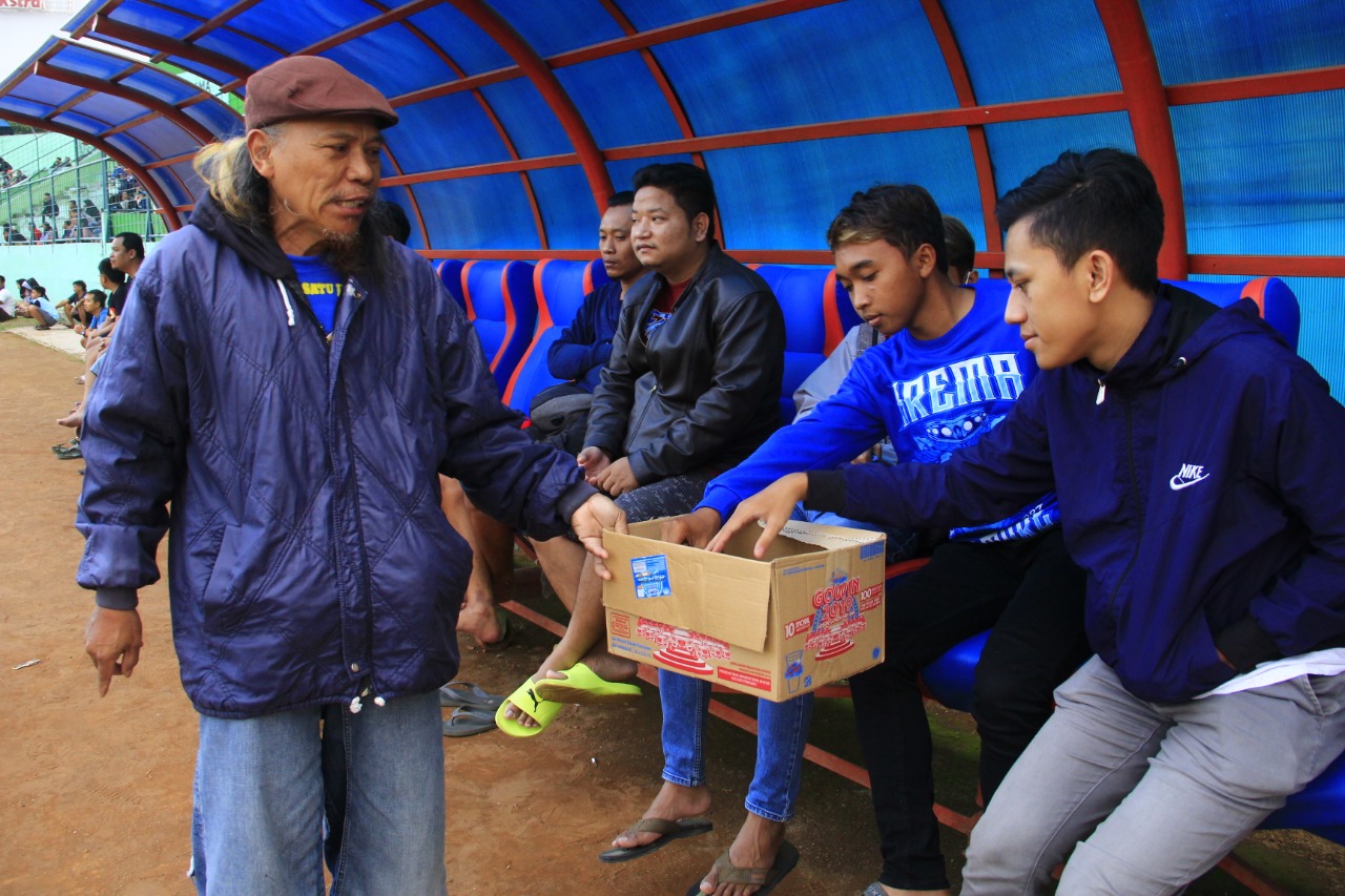 Aksi 'Mbah Singo' Galang Dana Solidaritas untuk Aremania